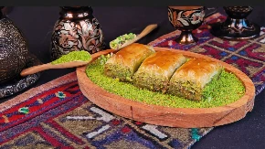 BAKLAVA SA PISTAĆIMA SE POJEDE OČAS POSLA Hrskave kore i sočni nadev