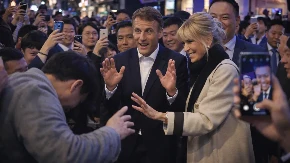 MAKRON KAO HOLIVUDSKA ZVEZDA! Korejci poludeli za njim i Brižit – jurili selfije, u neverici pitali: „Da li je ovo stvarno?!“ (VIDEO)