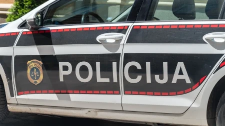 UKRADENO SEDAM VREDNIH UMETNIČKIH SLIKA Lopov opustošio stan koji se iznajmljuje, ranije odneli sve pa i zavese i tepihe! 