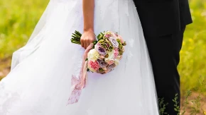 STALI PRED OLTAR U DESETOJ DECENIJI Par se venčao posle 64 godine zabavljanja (FOTO)