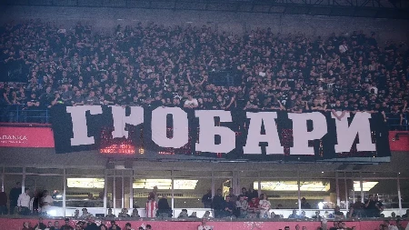 LUDNICA POSLE POBEDE Veliko slavlje navijača i igrača Partizana nakon derbija