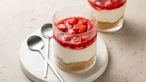 Čizkejk u čaši za neočekivane goste Gotov dok pristavite kafu, a miluje nepca