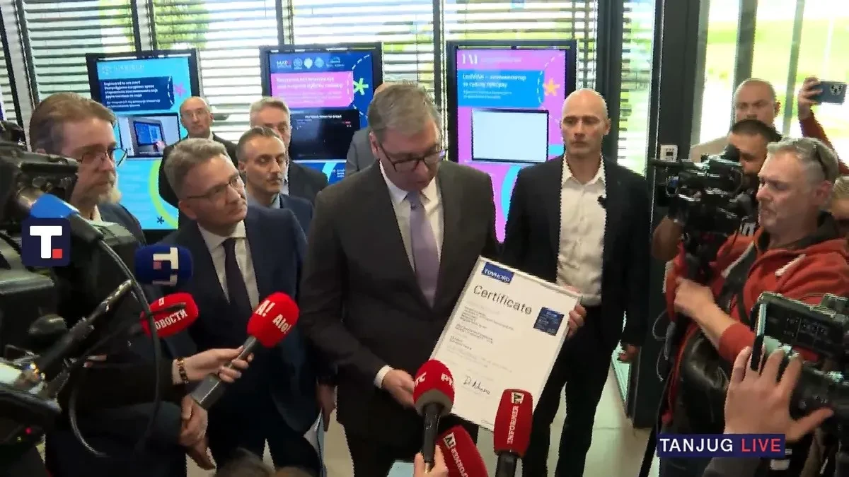 To nema niko u regionu! Vučić pokazao sertifikat 4: U Evropi ga ima još samo Poljska