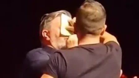 Izbila tuča na nastupu našeg pevača! Dečko iz publike skočio na binu, on nasrnuo na njega