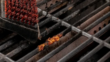 Zagorela rešetka od prošlog roštiljanja? Ovo povrće je čisti bez ribanja