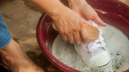 Kako očistiti bele patike: Vratite im fabričku belinu na 3 laka načina