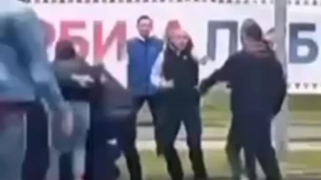 Opšta makljaža: Blokaderi nasrnuli na članove SNS u Novom Sadu (VIDEO)