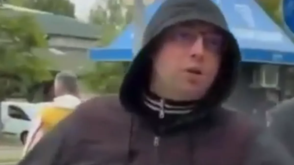 Blokaderski nasilnici sa crnim kapuljačama, pijani nasrću na mirne skupove koje organizuje SNS