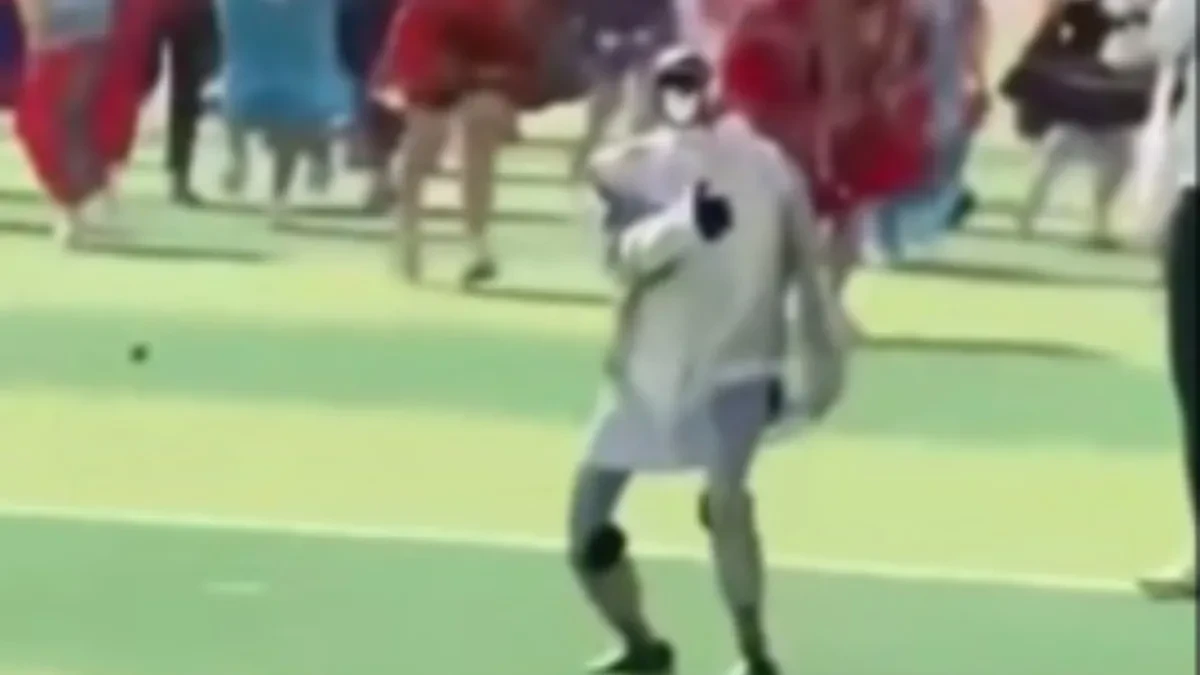 Horor na času: Robot podivljao i udarao učenike - deca bežala u panici! (VIDEO)