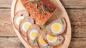 Punjeni rolat sa jajima za Prvi maj otvara apetit A baš dobro ide uz roštilj