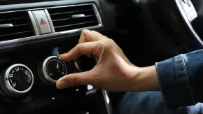 Skrivena opasnost u kolima: Ovo dugme u autu može da vas uspava za volanom!