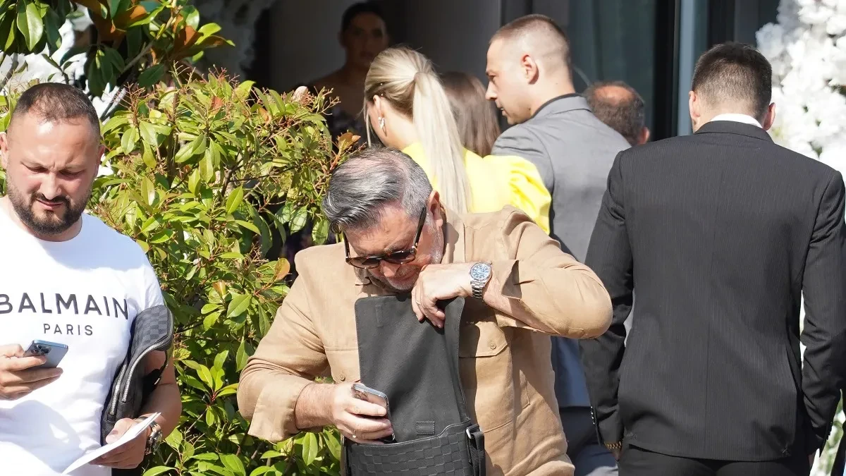 Majku smestio u dom, a ženi prepisao sve što ima! Pevač 20 godina mlađoj supruzi ostavio svu imovinu: "Volim je najviše na svetu"