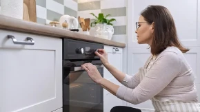 Tajno dugme na rerni koje skoro niko ne koristi:  Zbog njega masnoća nestaje sa stakla za nekoliko minuta