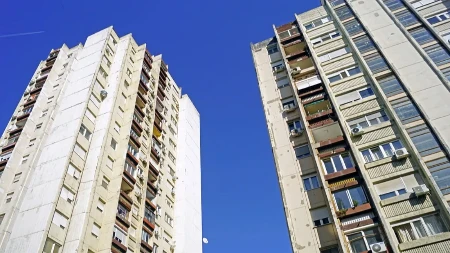 DRAMA U ZGRADI U CIK ZORE: Zbog tuširanja mu komšija pokucao na vrata, USLEDIO HAOS!