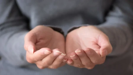 Spojite dlanove odmah: Ako vam se linije poklapaju, prati vas retko prokletstvo, a evo šta znači ako je jedna viša