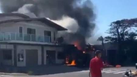 IMA MRTVIH! Avion se sručio na porodičnu kuću, JEZIVI snimci zabeleženi kamerom