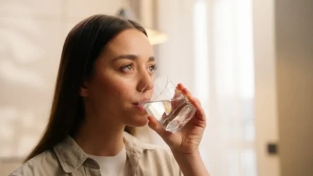 Pijete vodu koja stoji ceo dan? Ovo bi trebalo da znate!