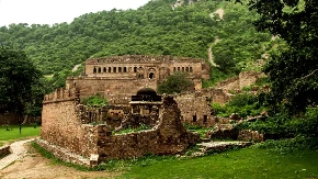 NEUGLEDNA RUINA KRIJE MRAČNU TAJNU Ovde je zabranjeno dolaziti NOĆU, a stara legenda ledi krv - evo šta se dešava unutar zidina