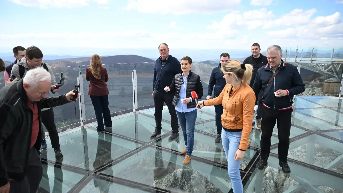 BRNABIĆ SE OGLASILA SA KABLARA! Poslala poruku predsedniku Vučiću (VIDEO)