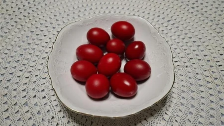 NARODNI OBIČAJI ZA VASKRS Evo zbog čega se jaja farbaju u crveno i kakvu simboliku ima voda u kojoj se kuvaju 