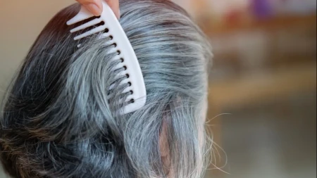 ŠTA KAŽU FRIZERI: Evo da li treba čupati sede vlasi