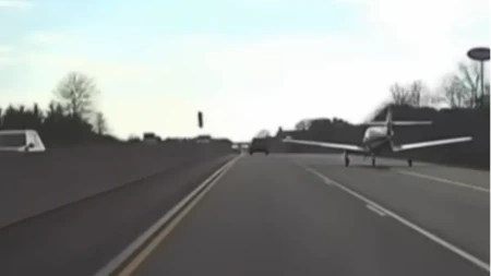 DRAMA NA AUTO - PUTU Vozači su ugledali avion kako sleće ispred njih - KATASTROFA je izbegnuta za dlaku