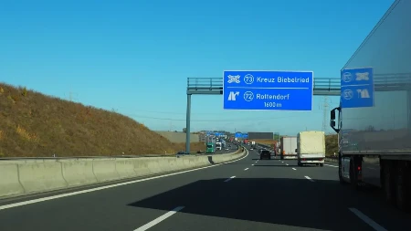 ZNATE LI ŠTA ZNAČI OVA LINIJA NA SAOBRAĆAJNIM ZNAKOVIMA? Nije tu slučajno