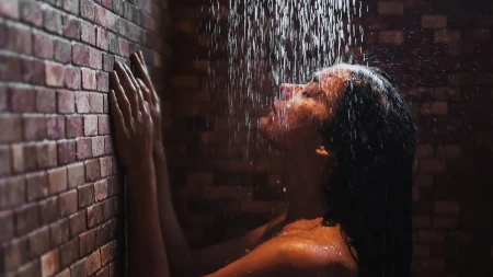 DA LI JE BOLJE TUŠIRATI SE UJUTRO ILI UVEČE? Mnogi žive u zabludi i ceo život rade POGREŠNO