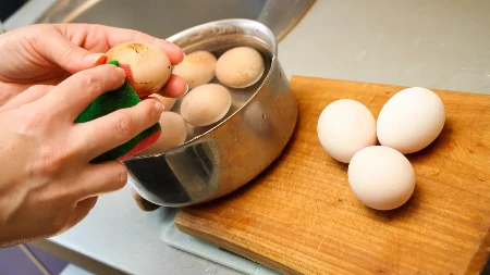 Kako da jaja ne pucaju tokom kuvanja? Ovi trikovi garantuju uspeh