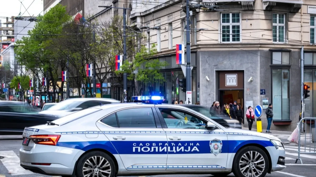 OTEO AUTO UZ PRETNJU PIŠTOLJEM, U TOKU POTRERA ZA MUŠKARCEM Policija blokirala izlaze iz Novog Sada