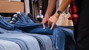 Ne, ne, nisu samo za zimu, ovaj komad je opčinio žene, nosiće se na proleće, ali i na leto: Boja farmerki koja obara sa nogu