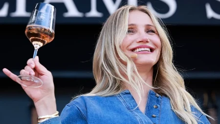 Glumica prošetala mlađeg muža: Svi pričaju o njima, retko se pojavljuju zajedno