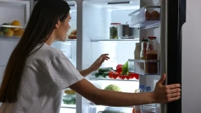 POSTAVILA KAMERU ZBOG KRAĐE HRANE: Kad je videla ko otvara frižider, umalo se onesvestila od šoka! (VIDEO)