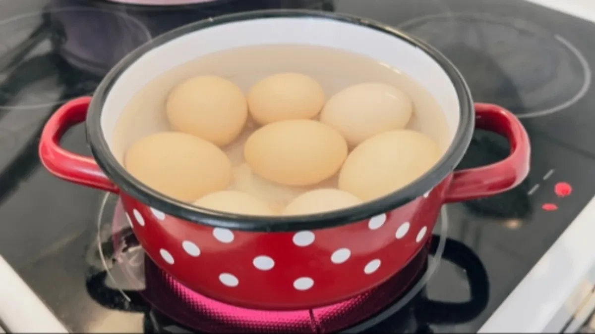 Svi izbeljuju jaja sirćetom, a malo ko zna trik sa vatom: Ubacite jedan komad i ljuska neće pući