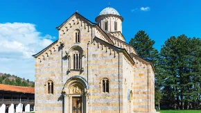 ČUDO U DEČANIMA: Kasetne bombe padale, manastir ostao netaknut (VIDEO)