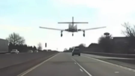 SNIMAK KOJI LEDI KRV: Avion se obrušio među vozila, pilot u poslednjem trenutku izbegao KATASTROFU!