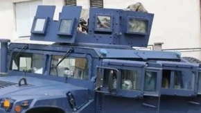 KURTIJEVA POLICIJA UPALA U DOMOVE U SEVERNOJ MITROVICI! Zbog raznošenja SRPSKE POŠTE poštare tretiraju kao NAJGORE KRIMILANCE