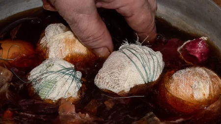 TRADICIONALNA METODA Ovako monasi sa Hilandara farbaju jaja za Uskrs