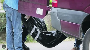 IZGLADNJIVALI SVOJU DECU DO SMRTI I SAHRANJIVALI IH PO DVORIŠTU Porodica iz pakla, otac pokazao gde je zatrpao mališane 