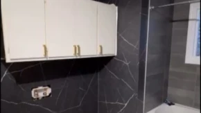 SVE VIŠE LJUDI UMESTO PLOČICA BIRA DRUGI MATERIJAL Jeftin, vodootporan i lako se postavlja