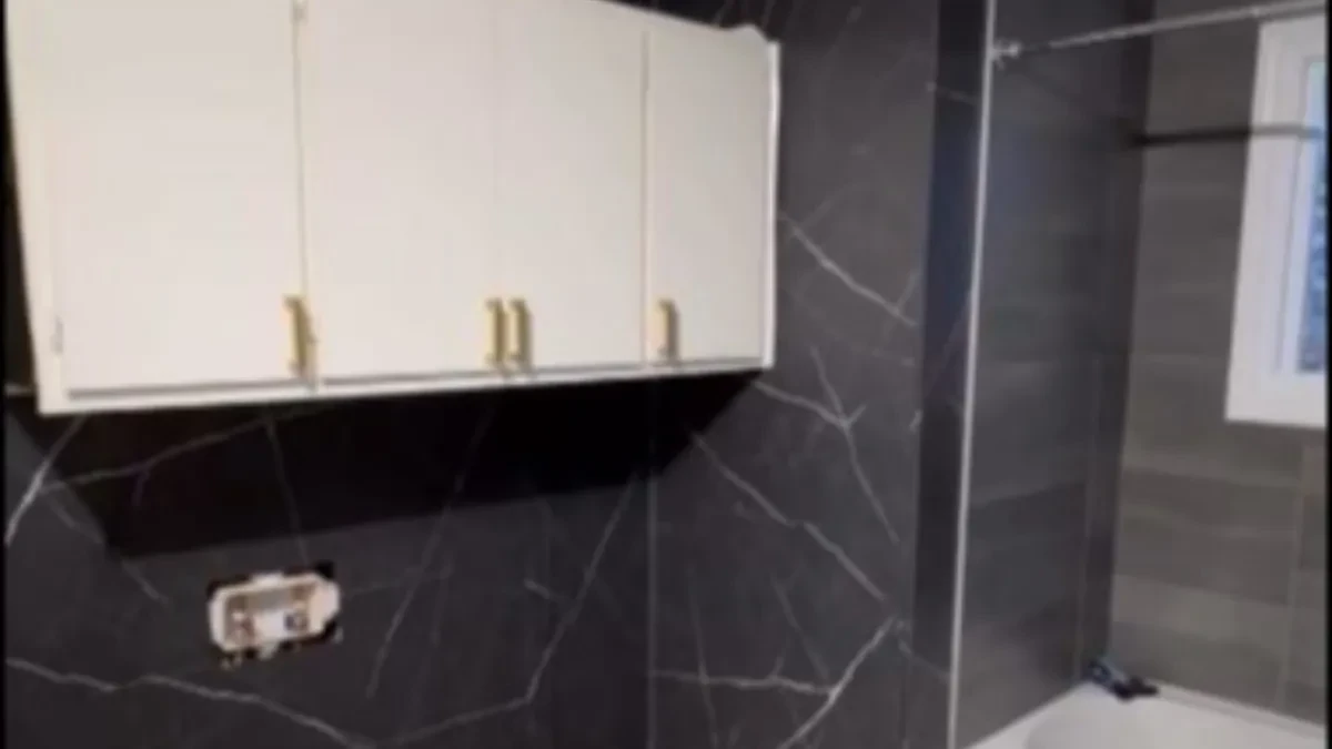 SVE VIŠE LJUDI UMESTO PLOČICA BIRA DRUGI MATERIJAL Jeftin, vodootporan i lako se postavlja