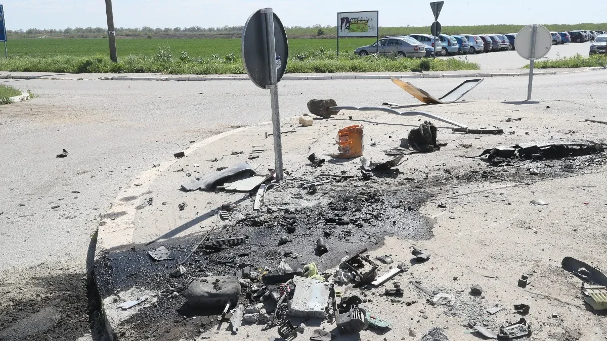 SRČA I LOM KOD BETONSKOG KRSTA Strašan prizor na mestu pogibije Nemanje, ubio čoveka u Surčinu pa se njegovim autom zakucao u stub (FOTO+VIDEO)