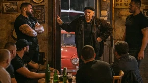 VIC DANA Ulazi u kafanu čikica od 65-70 godina i drekne...