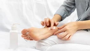 Zaboravljeni melem od 150 dinara: Briše ispucale pete i žuljeve preko noći, a jači je od svake skupe kreme