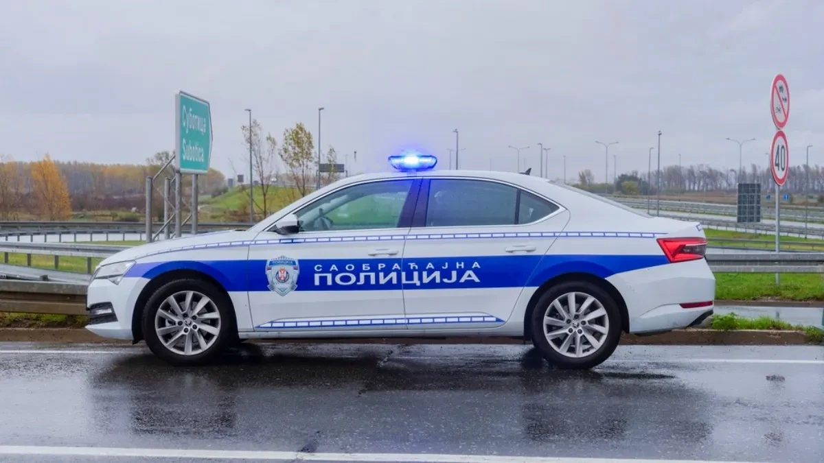 SUDAR KAMIONA I KOMBIJA NA IRIŠKOM VENCU Vozač zarobljen, vatrogasci ga izvlače