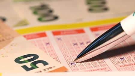 500.000 EVRA NA LUTRIJI IM ZAGORČALO ŽIVOTE Poklonio tiket devojci za 8. mart, ona POBEGLA, a onda je usledio ŠOK preokret!