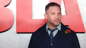 Raspojasan, ma ne može čovek da skloni pogled sa njega: Tom Hardi se skinuo, uslikan mokar i go, "vruće" izdanje poznatog glumca