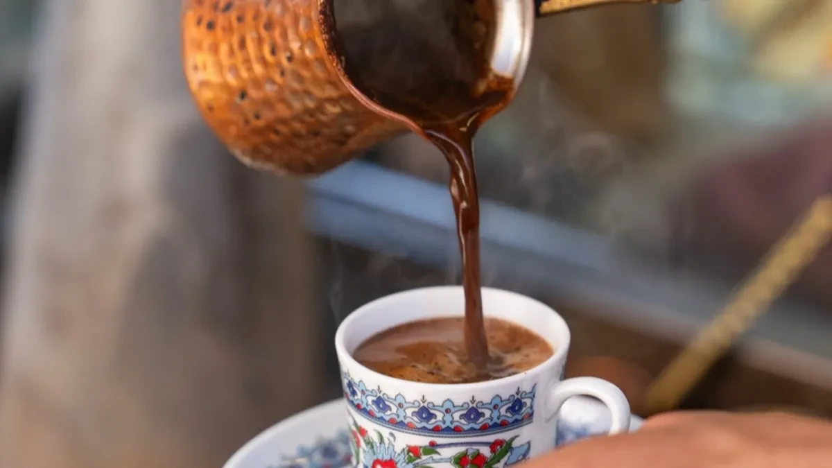 GREŠKA KOJU PRAVI CEO BALKAN: Evo zašto ne smete piti kafu odmah nakon buđenja!