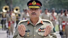 SVET BIO NA IVICI KATASTROFE, A ON POVUKAO KONCE IZ SENKE! Feldmaršal kog nisu pustili u penziju sada spasava planetu od rata!