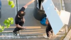 SNIMAK KOJI JE RAZBESNEO REGION Dvojica muškaraca napravila haos oko kontejnera – mreže gore!